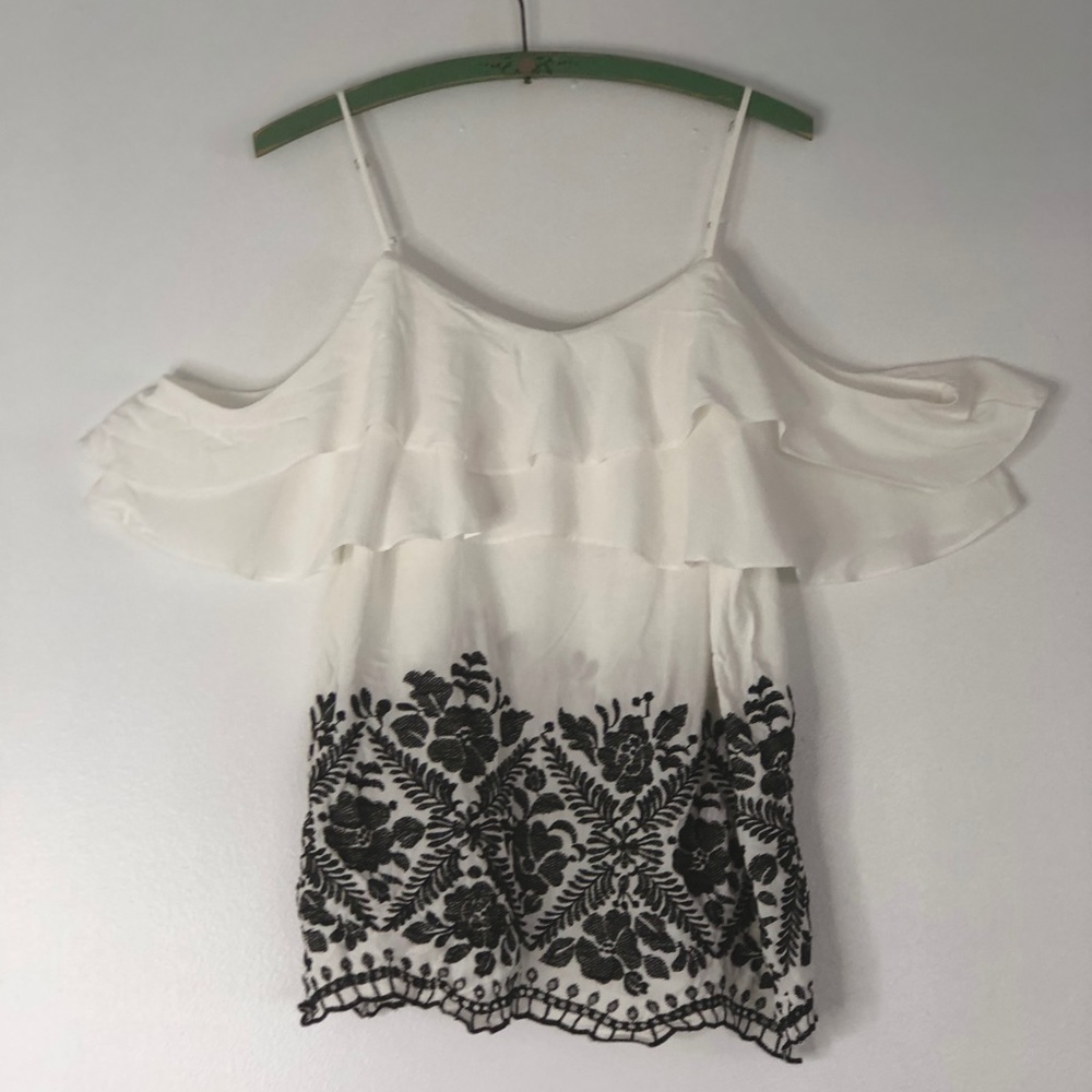 Off the shoulder summer top. So so cute.